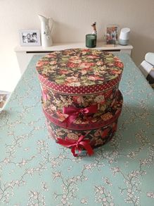 2 hat boxes