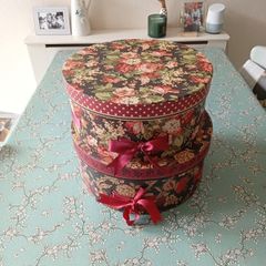 2 hat boxes