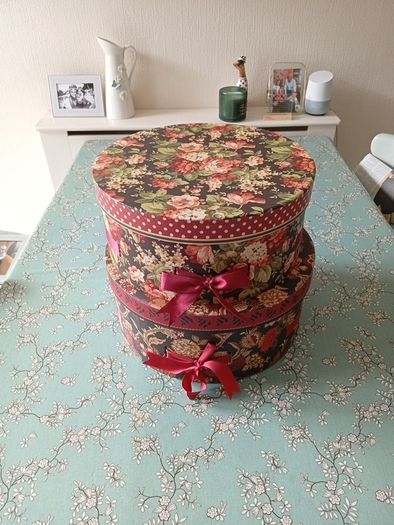 2 hat boxes