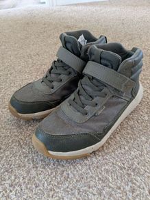 Kids hiking boots