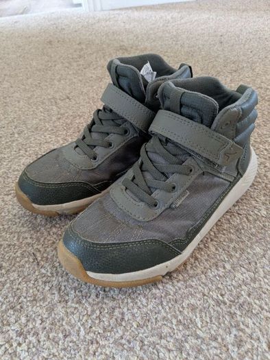 Kids hiking boots