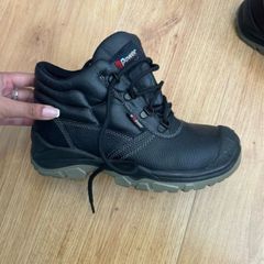 Safety boot size 4