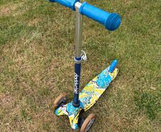 3 wheel scooter with flashing LED wheels