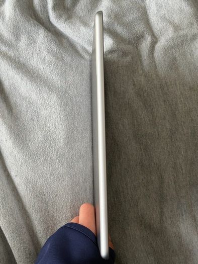 Apple iPad 5th Generation (A1822) 32GB Wifi- Fully Working- Touch ID - Includes Case