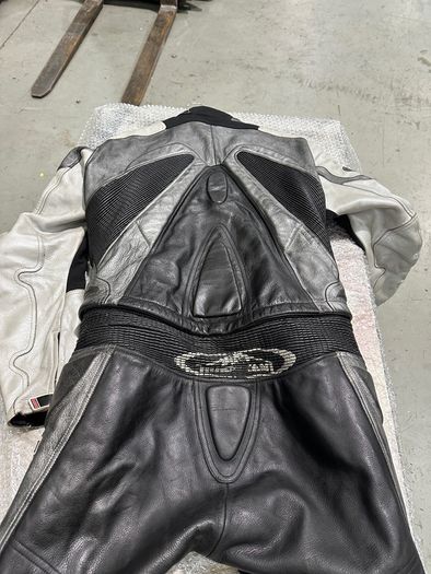 Kushitani two piece leathers size Euro 52