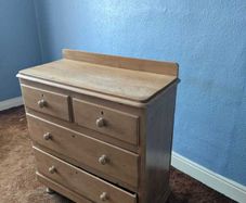 Pine chest of drawers