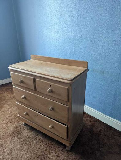 Pine chest of drawers
