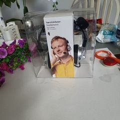 Headphones with microphone