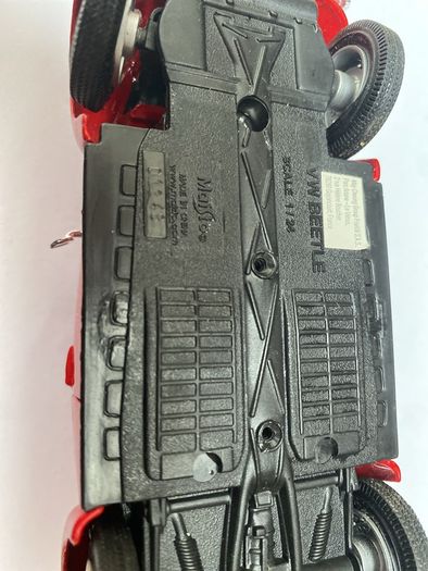 Maisto.volkswagen BW Beetle red midst scale 1:24  die cast VW