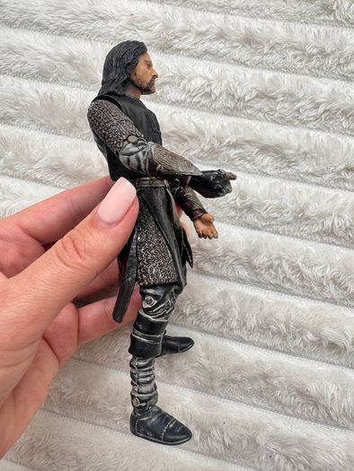 Lord of the Rings Helm's Deep Aragorn Action Figure Damaged NO Finger approx. 16 cm. Used Please see photos