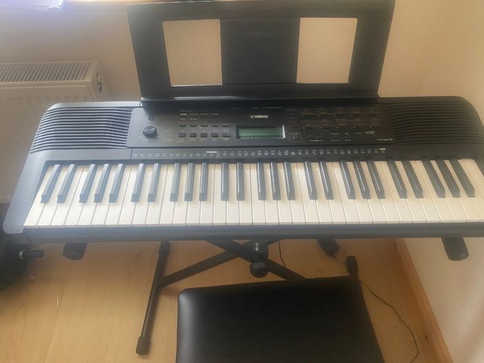 Yamaha PSR E273 keyboard