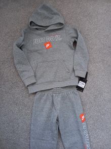 New.NIKE boys tracksuit.age 6/7