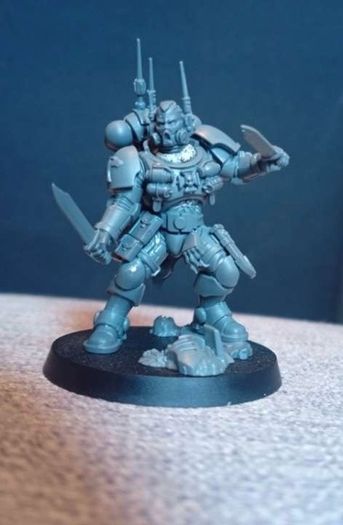 Warhammer 40K Lieutenant with combi weapon kitbash