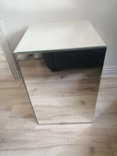 x2 mirror cubes, lamp tables