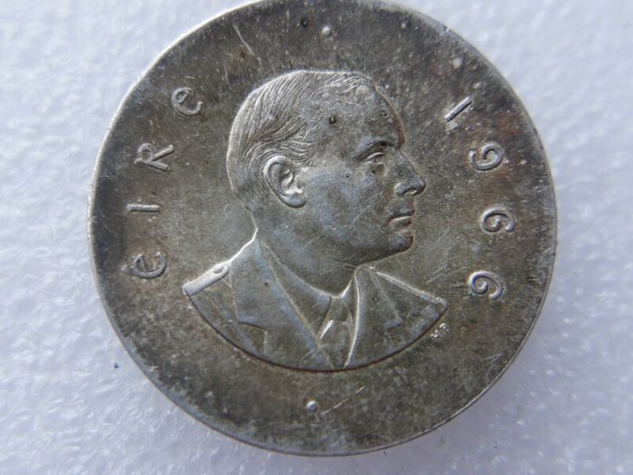 1966 Irish 10 Shilling coin SILVER