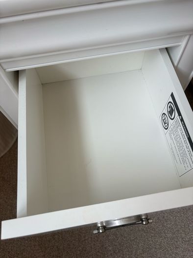 2 bedside lockers