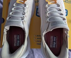Running shoes size 4