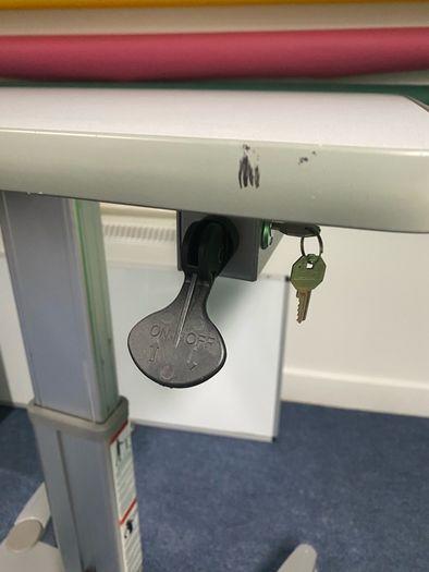 Standing desk - Sit / Stand - No electricity needed