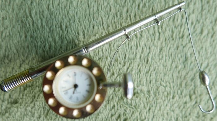 Vintage Fishing Rod & Reel Collectible Mini-Clock ,fresh battery, works fine