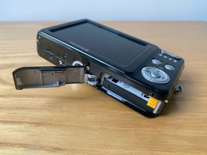 Fujifilm Finepix J30 Digital Camera 12.2 Megapixels ZOOM Issue FOR PARTS OR REPAIR