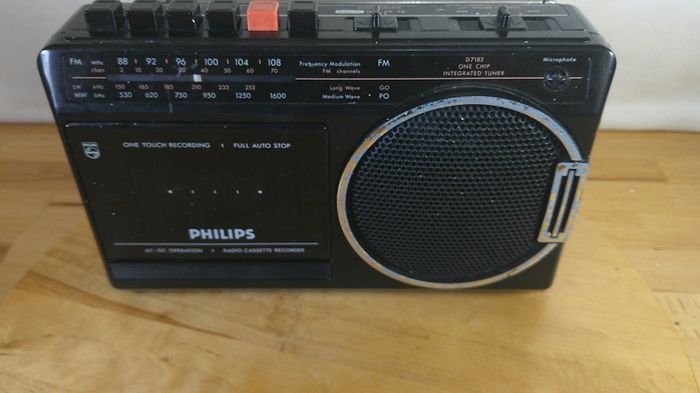 Vintage Philips D7182 Radio Cassette Recorder 3-Band FM/MW/LW Retro 1980s