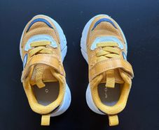 Toddler shoes - size 24
