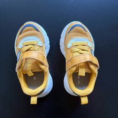 Toddler shoes - size 24