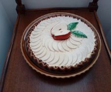 Ceramic Apple Pie Dish with Lid