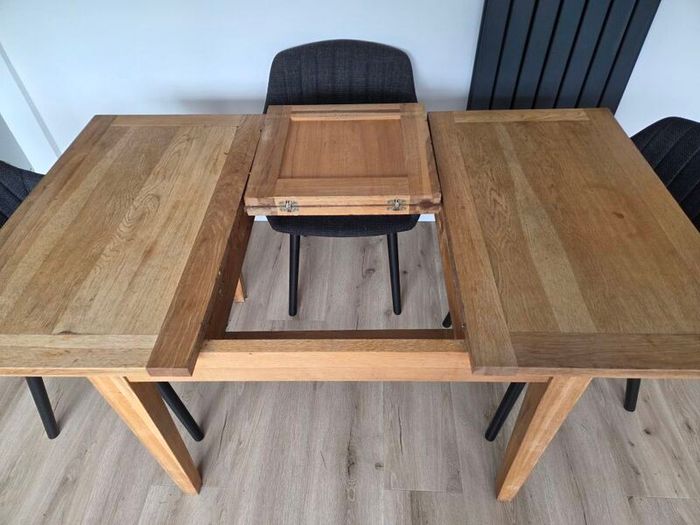Extendable wooden dining table