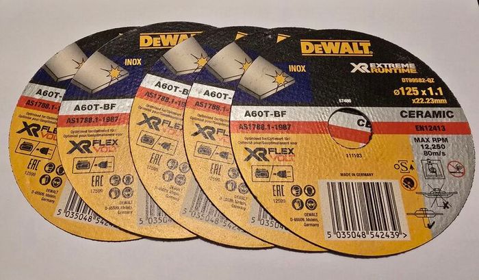 DeWALT 18V XR Cordless Brushless Angle Grinder + 5x DeWALT 125MM x1.1MM Extreme Runtime Inox Ceramic Cutting Discs.
