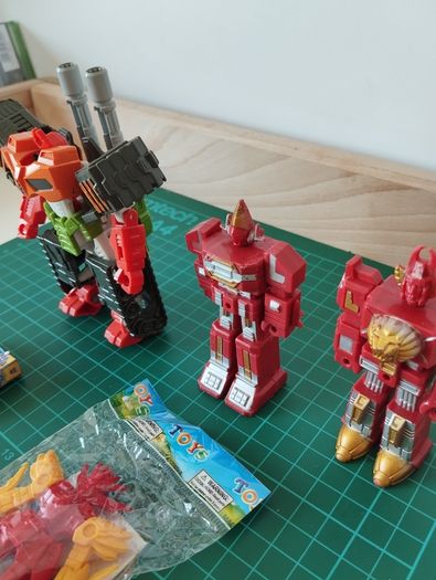 Lot of Mixed Vintage-Style Robots & Transformers