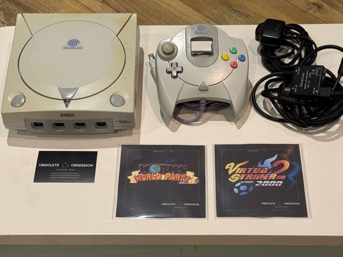 Sega Dreamcast Console Bundle with 2 Games and Controller
