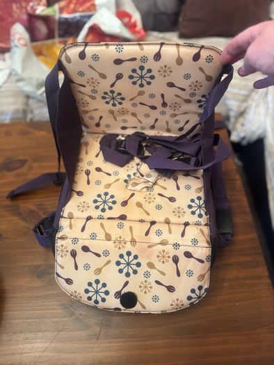 MUNCHKIN Travel Booster Seat with storage