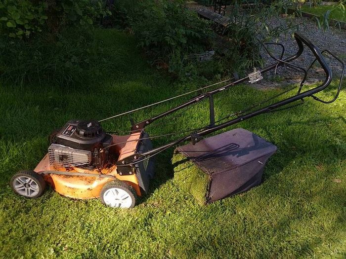 Briggs Self propelled petrol lawnmower