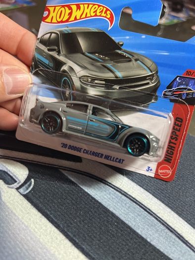 Hot wheels '20 Dodge Charger Hellcat