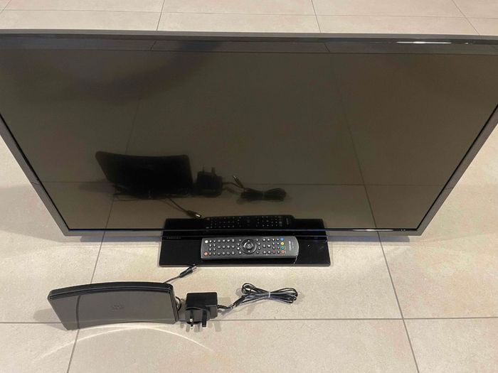 Toshiba 32 inch Smart TV, Antenna + Stand
