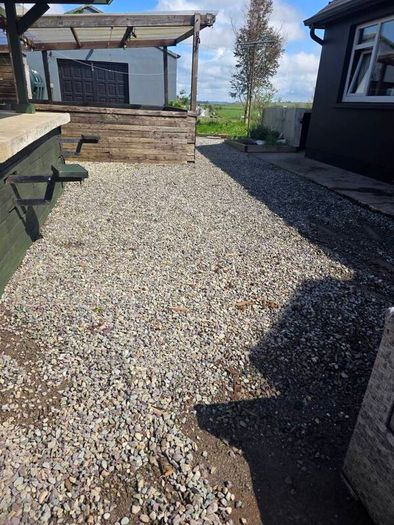pea gravel / pebbles