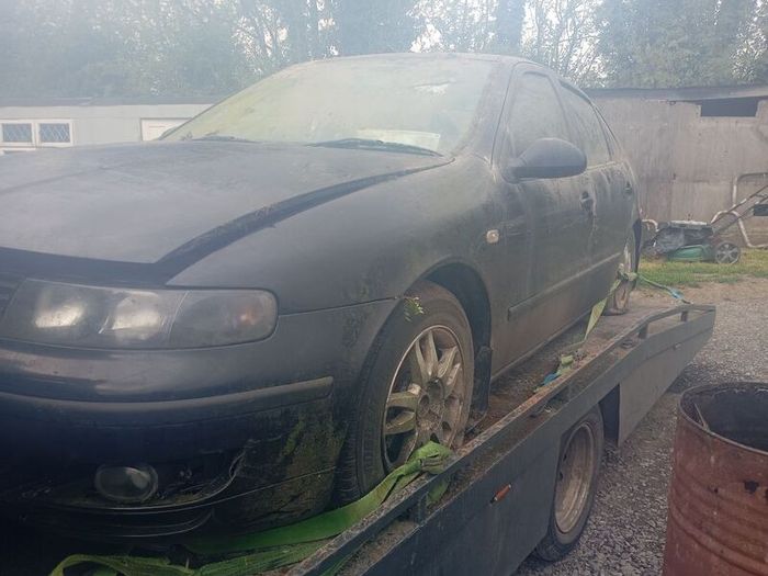 05 seat Leon breaking
