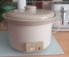 slowcooker crock pot retro style
