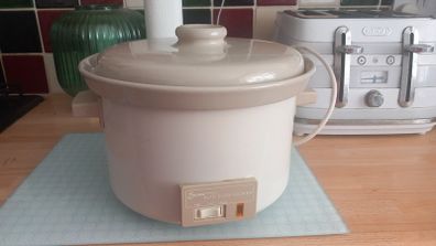 slowcooker crock pot retro style