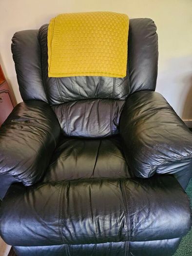 3 seater recliner and 2 armchairs