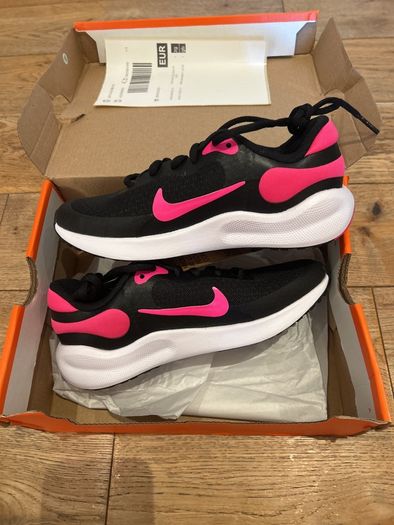 Nike Revolution 7/ Black/Pink