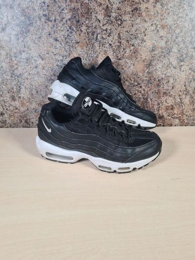 Womens NIKE AIR MAX 95 ESSENTIAL trainers runners black white Size UK 6 EU 40