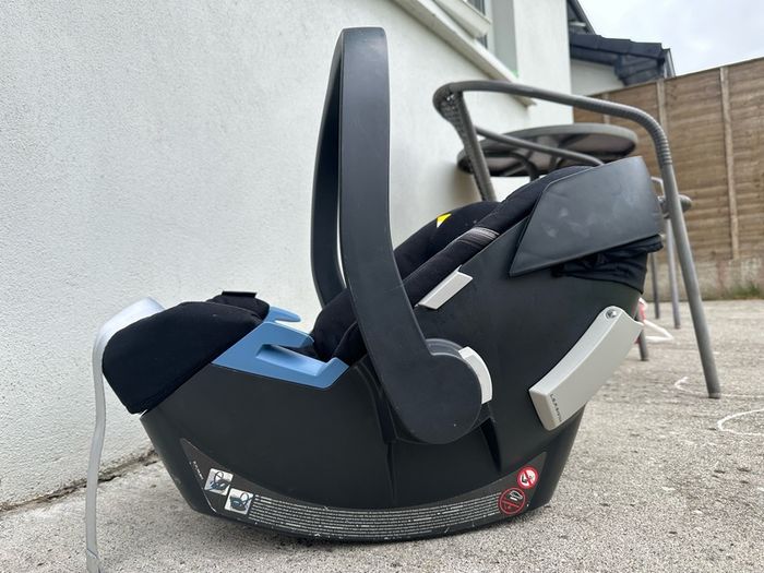 Cybex Aton Car Seat + Isofix Bundle