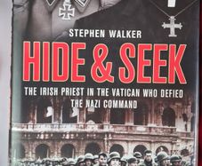 Hide & Seek / The Irish Priest in the Vatican who defied The Nazi Command / Stephen Walker /1st ed./ 2011