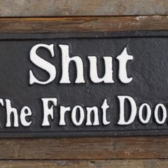 Shut the front door  D3942