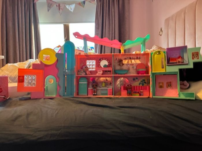 lol house with furniture and 3 dolls