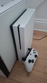 Xbox One S  500Gb + 2games