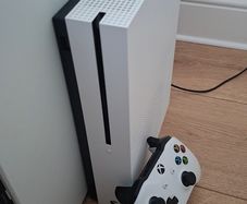 Xbox One S  500Gb + 2games