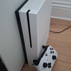 Xbox One S  500Gb + 2games